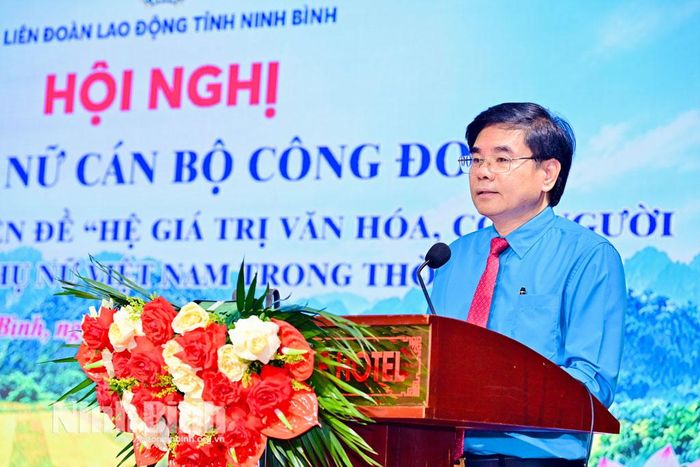 Đồng chí Nguyễn Hải Long, Tỉnh ủy viên, Phó Chủ tịch Ủy ban MTTQ Việt Nam tỉnh, Chủ tịch LĐLĐ tỉnh phát biểu tại hội nghị.