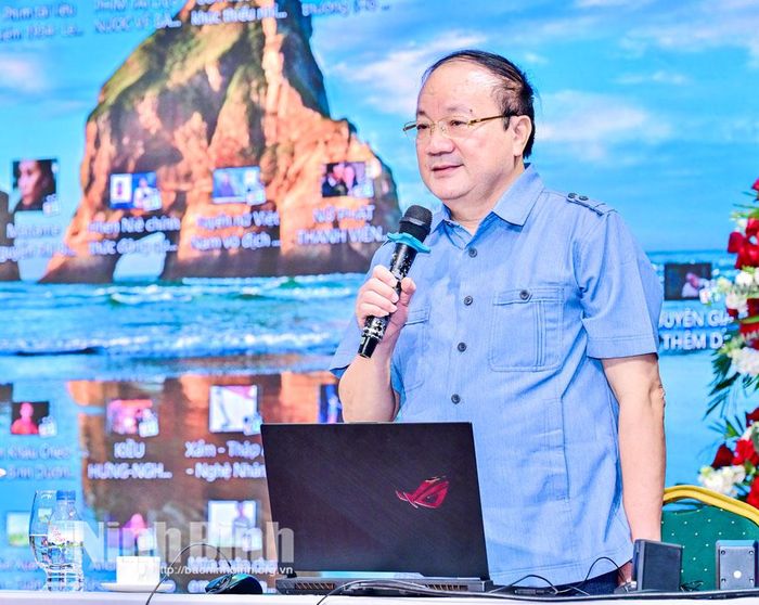 PGS,TS Nguyễn Toàn Thắng, nguyên Viện trưởng Viện Văn hóa và Phát triển, Học viện Chính trị quốc gia Hồ Chí Minh truyền đạt nội dung chuyên đề.