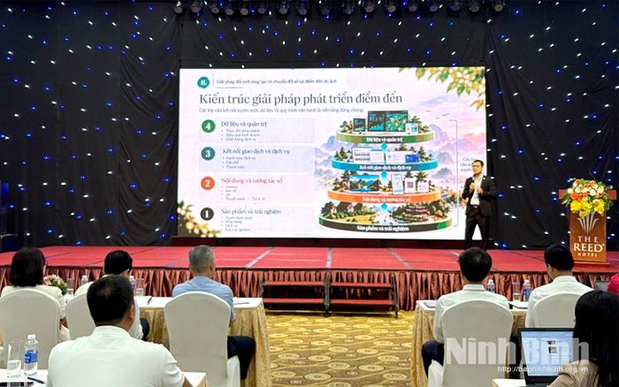 Đại diện Công đồng Công nghệ du lịch ẩm thực Techfest Việt Nam trình bày chuyên đề tại hội nghị. Ảnh: Trường Giang