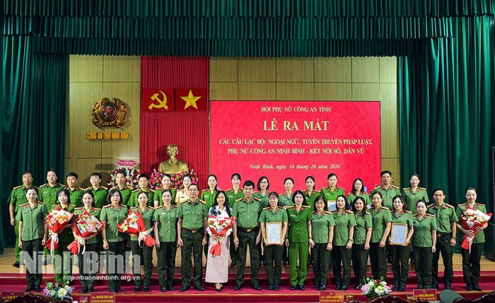 Lãnh đạo Công an tỉnh và các đại biểu chụp ảnh lưu niệm cùng Ban chủ nhiệm các câu lạc bộ.