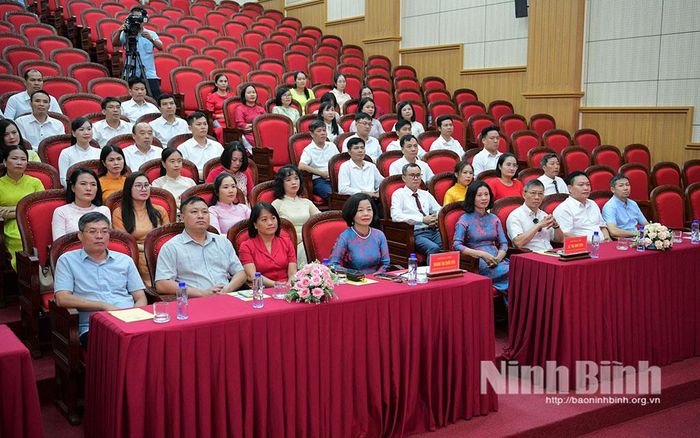 Các đại biểu dự lễ bế giảng.