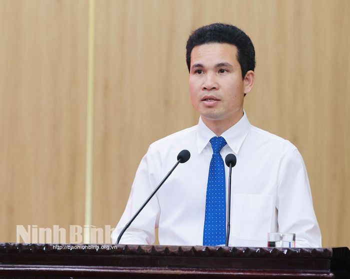 Đồng chí Chủ tịch Hội Nông dân tỉnh Triệu Văn Thái báo cáo đề dẫn và tổng hợp nhóm các vấn đề cán bộ, hội viên nông dân quan tâm.