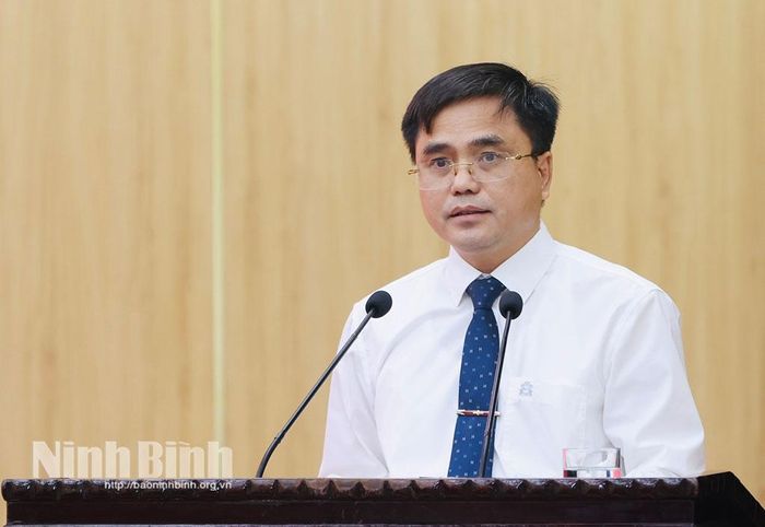 Đồng chí Bùi Văn Hoàng, Tỉnh ủy viên, Giám đốc Sở Nội vụ phát biểu tại hội nghị.