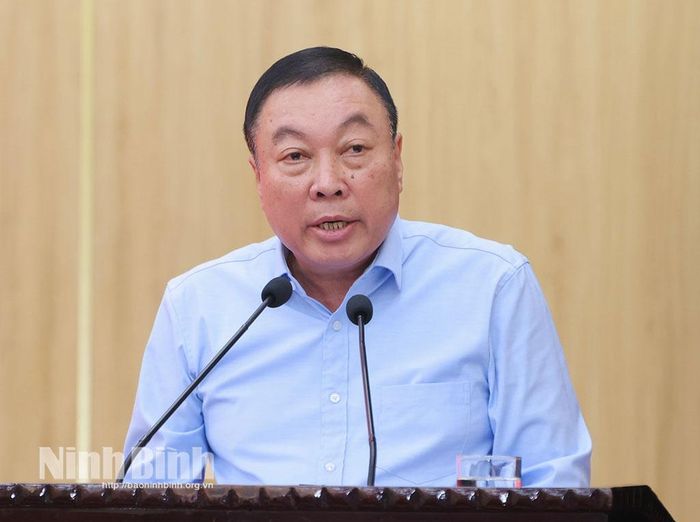 Đồng chí Đinh Văn Tiên, Ủy viên Ban Thường vụ Tỉnh ủy, Giám đốc Sở Nông nghiệp và Môi trường phát biểu giải đáp kiến nghị của cán bộ, hội viên nông dân tại hội nghị đối thoại.