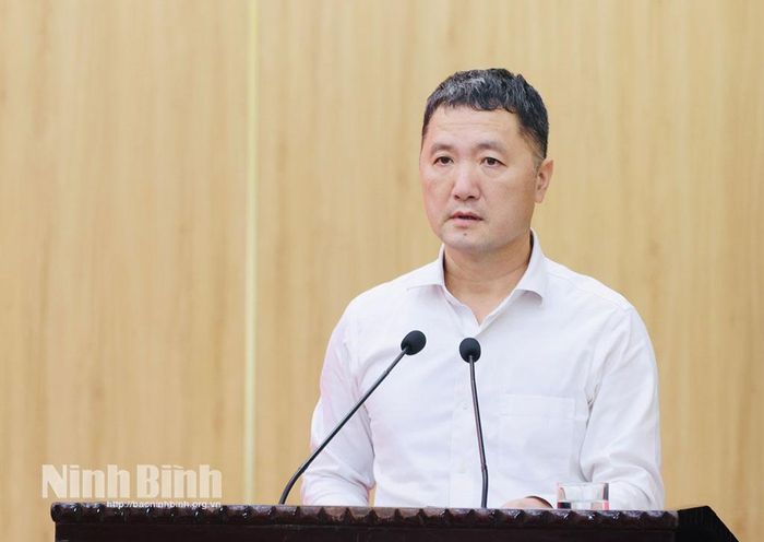 Đồng chí Bùi Văn Mạnh, Tỉnh ủy viên, Giám đốc Sở Du lịch phát biểu tại hội nghị.
