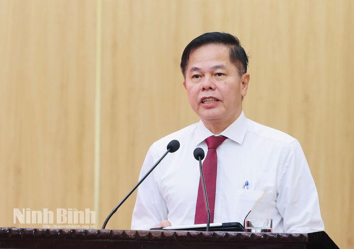 Đồng chí Vũ Trọng Quế, Tỉnh ủy viên, Giám đốc Sở Khoa học và Công nghệ phát biểu giải đáp kiến nghị của cán bộ, hội viên nông dân tại hội nghị đối thoại.