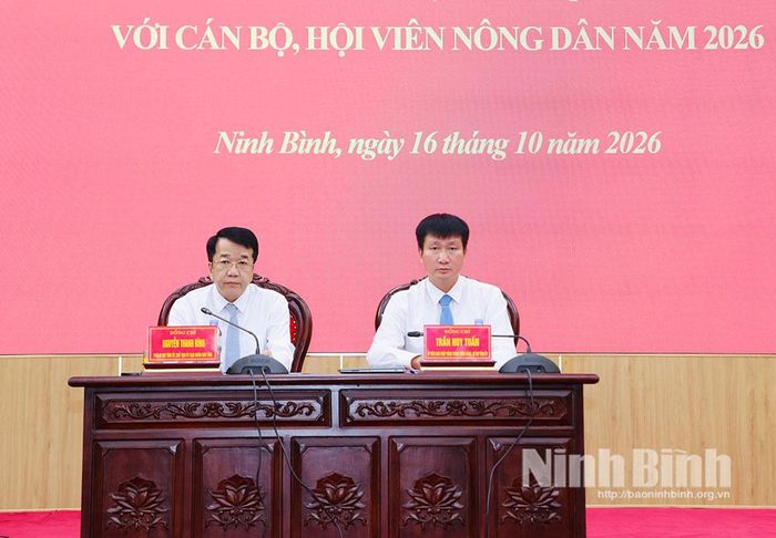 Đồng chí Trần Huy Tuấn, Ủy viên Trung ương Đảng, Bí thư Tỉnh ủy và đồng chí Nguyễn Thanh Bình, Phó Bí thư Tỉnh ủy, Chủ tịch UBND tỉnh đồng chủ trì hội nghị đối thoại.