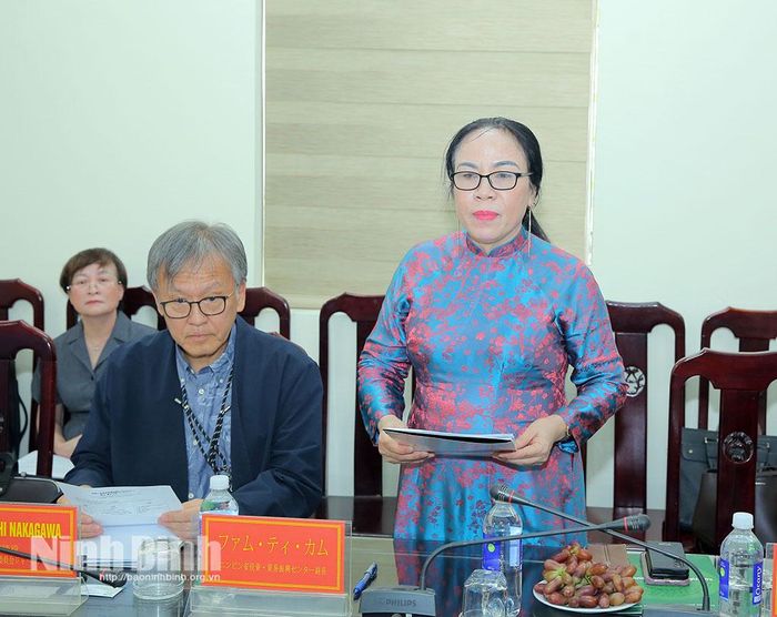 Đồng chí Phạm Thị Cam, Phó Giám đốc Trung tâm Xúc tiến đầu tư và Thương mại tỉnh phát biểu tại hội nghị.