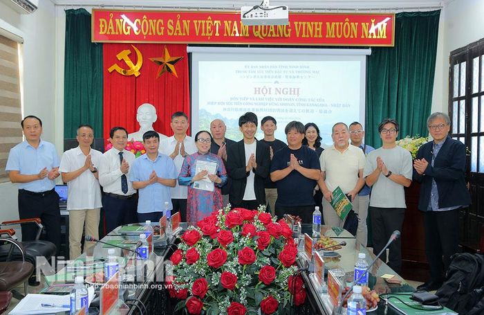 Các đại biểu chụp ảnh lưu niệm.