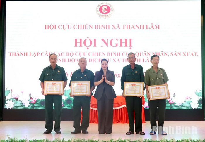 Lãnh đạo xã Thanh Lâm trao Giấy khen cho các CCB có thành tích xuất sắc trong công tác Hội.