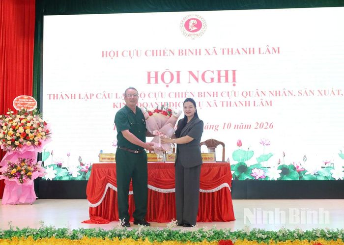 Lãnh đạo xã Thanh Lâm tặng hoa chúc mừng CLB CCB, Cựu quân nhân sản xuất, kinh doanh dịch vụ xã.