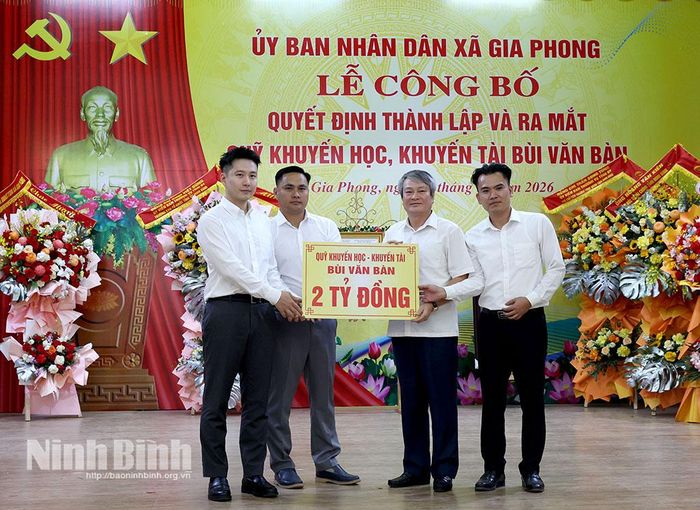 Ông Bùi Văn Thuấn, Chủ tịch danh dự Hội đồng Quỹ Khuyến học, khuyến tài Bùi Văn Bàn, trao biển tượng trưng số tiền ủng hộ Quỹ.