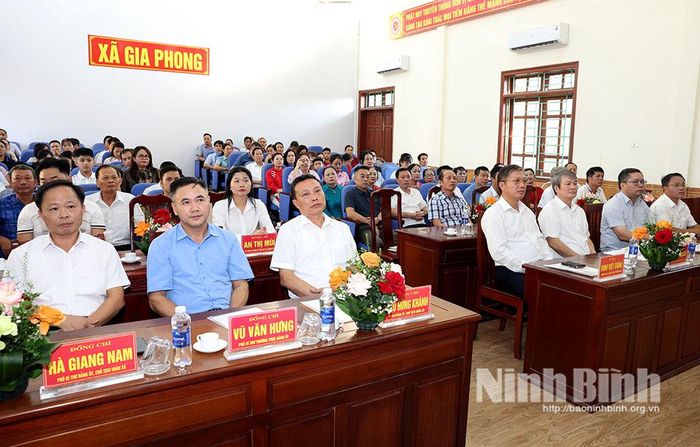 Các đại biểu dự lễ công bố.