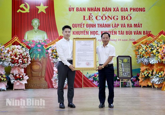 Đồng chí Hà Giang Nam, Chủ tịch UBND xã trao quyết định cấp giấy phép thành lập Quỹ Khuyến học, khuyến tài Bùi Văn Bàn.