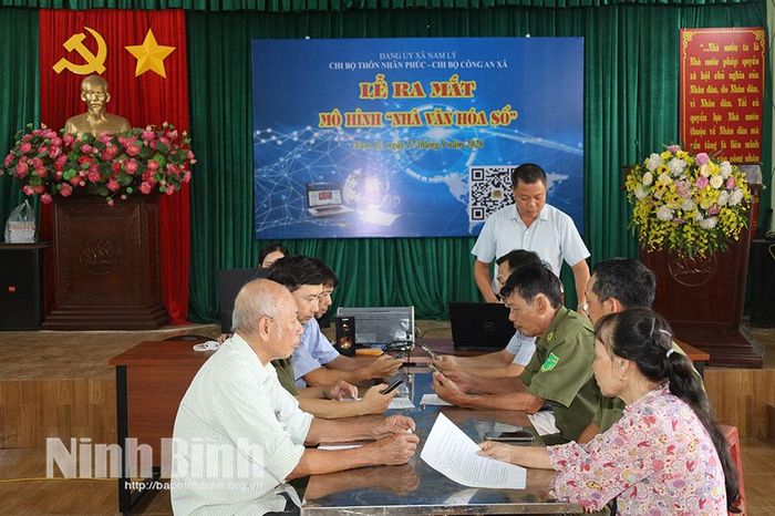 Cán bộ thôn Nhân Phúc, xã Nam Lý hướng dẫn đảng viên cài đặt và sử dụng Sổ tay đảng viên điện tử.