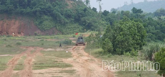 Các kíp xe huấn luyện trên thao trường.