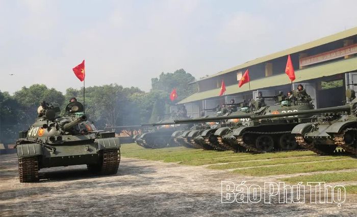 Các kíp nhận xe và di chuyển ra thao trường.