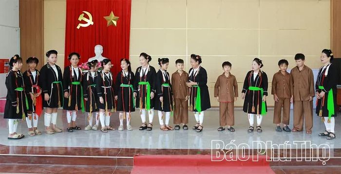 Các nghệ nhân ở xã Đại Đình tích cực truyền dạy, hướng dẫn thế hệ trẻ hát Soọng cô, góp phần gìn giữ và phát huy bản sắc văn hóa truyền thống của dân tộc Sán Dìu.