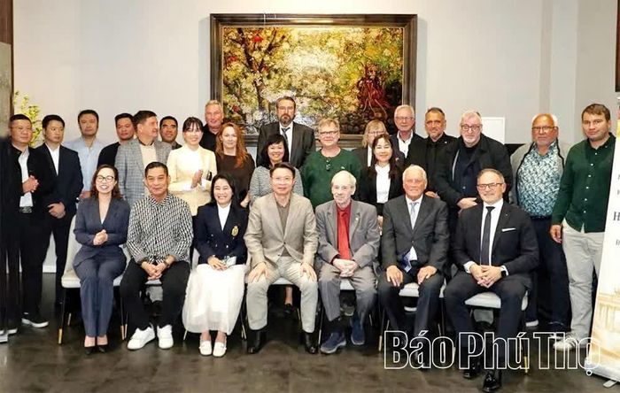 Đồng chí Nguyễn Minh Tuấn và Đoàn công tác tỉnh Phú Thọ cùng các đại biểu tham dự chương trình “Sáng kiến bàn tròn doanh nghiệp: Đổi mới sáng tạo và kết nối phát triển tỉnh Phú Thọ tại châu Âu” tổ chức tại Thủ đô Berlin, Cộng hoà Liên bang Đức.