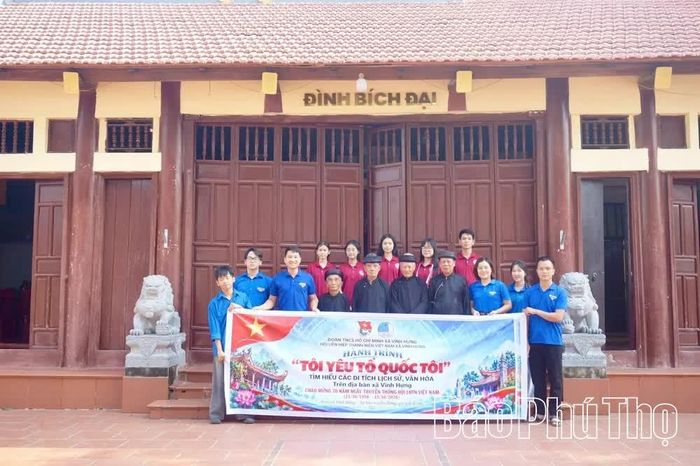 Đoàn viên, thanh niên xã Vĩnh Hưng tìm hiểu các giá trị văn hóa, lịch sử truyền thống tại Đình Bích Đại.
