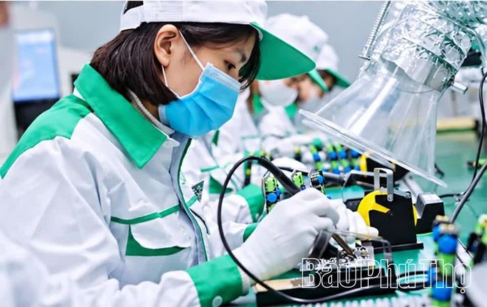 Tại Nhà máy Lumi Smart Factory, trong giai đoạn cuối năm, yêu cầu về tiến độ sản xuất luôn đi cùng yêu cầu kiểm soát chất lượng.