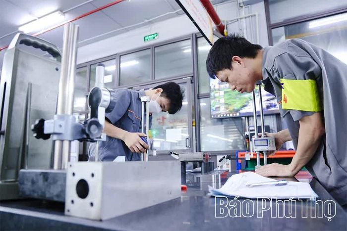 Trong nhà xưởng, mỗi công đoạn, mỗi vị trí làm việc đều được tập trung cao độ bảo đảm nhịp độ sản xuất và chất lượng sản phẩm.