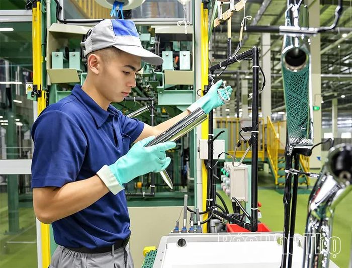 Cũng tại Khu công nghiệp Thăng Long Vĩnh Phúc, việc tăng tốc sản xuất cũng đang diễn ra hết sức khẩn trương tại Công ty TNHH ToTo Việt Nam.