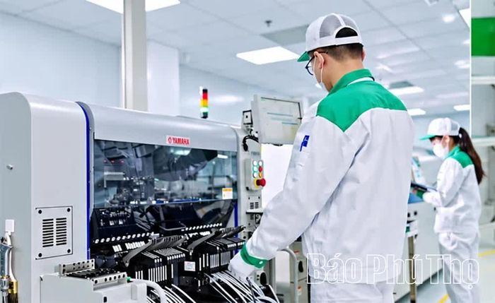 Không khí sản xuất diễn ra hết sức khẩn trương, công nhân tăng ca, làm thêm, đáp ứng yêu cầu công việc.