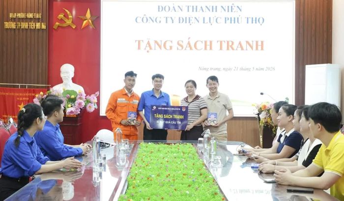 Đoàn Thanh niên Công ty Điện lực Phú Thọ trao tặng sách cho học sinh Trường Tiểu học Đinh Tiên Hoàng, góp phần làm phong phú nguồn tài liệu, khơi dậy niềm đam mê đọc sách và lan tỏa văn hóa đọc trong nhà trường.
