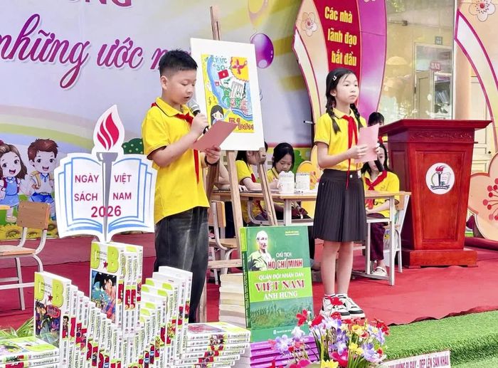 Hoạt động giới thiệu sách, kể chuyện theo sách giúp học sinh chia sẻ những trang sách yêu thích, bồi dưỡng tình yêu văn học và lan tỏa những câu chuyện đẹp.