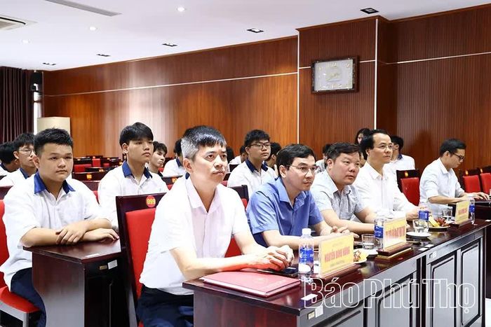 Lãnh đạo Sở Giáo dục và Đào tạo, Ban Giám hiệu Trường THPT Chuyên Vĩnh Phúc dự chương trình và động viên tinh thần các đội tuyển.