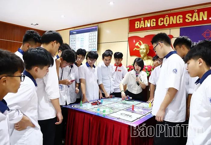 Các thành viên đội tuyển Trường THPT Chuyên Vĩnh Phúc trải nghiệm giải thử đề thi mẫu.