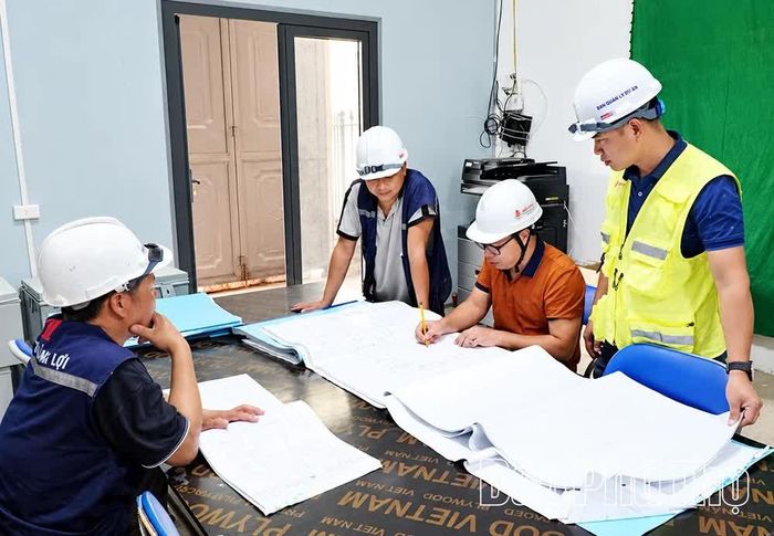 Cán bộ kỹ thuật rà soát bản vẽ thi công Khu nhà ở xã hội tại khu Thành Công, phường Thanh Miếu. Dự án vẫn còn thời gian thực hiện nhưng tiến độ chưa đạt cam kết.