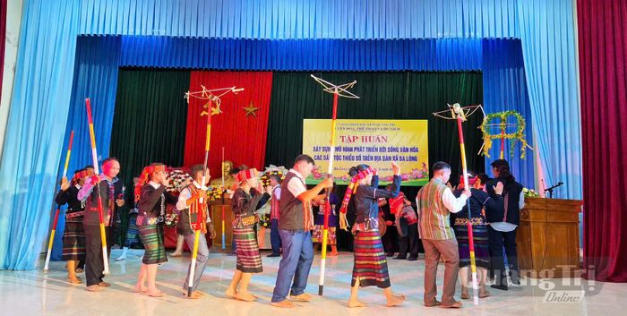 Lớp tập huấn “Xây dựng mô hình phát triển đời sống văn hóa các dân tộc thiểu số” tại xã Ba Lòng - Ảnh: A.T