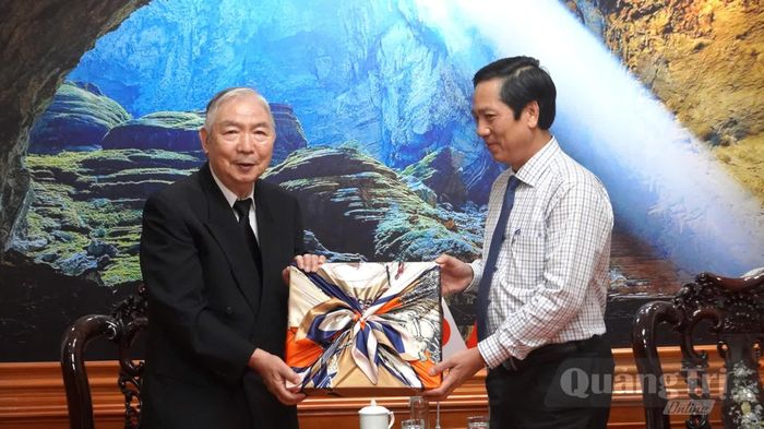 Đồng chí Hoàng Nam, Phó Chủ tịch Thường trực UBND tỉnh trao tặng quà lưu niệm là các sản phẩm đặc trưng của tỉnh cho đại diện đoàn công tác -  Ảnh: H.L