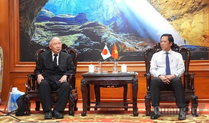 Đồng chí Hoàng Nam, Phó Chủ tịch Thường trực UBND tỉnh trao đổi cùng ông Goto Katsuhiko, Phó Chủ tịch Hội Hữu nghị Nhật Bản - Việt Nam tỉnh Fukushima - Ảnh: H.L