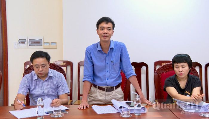 Đồng chí Cao Trường Sơn, Phó Giám đốc Báo và phát thanh, truyền hình Quảng Trị, thành viên Ban Giám khảo thảo luận tại hội nghị - Ảnh: H.N