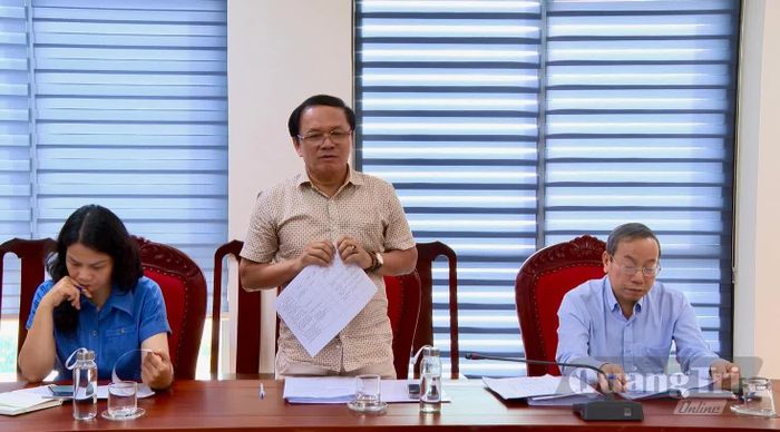 Đồng chí Lê Vĩnh Nhiên, Phó Giám đốc Báo và phát thanh, truyền hình Quảng Trị, thành viên Ban Giám khảo thảo luận tại hội nghị - Ảnh: H.N