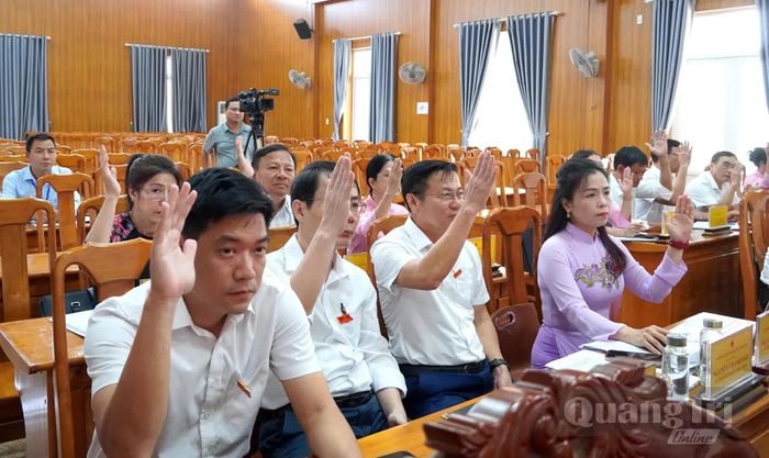 Đại biểu HĐND phường Đồng Hới biểu quyết thông qua nghị quyết - Ảnh: H.T.