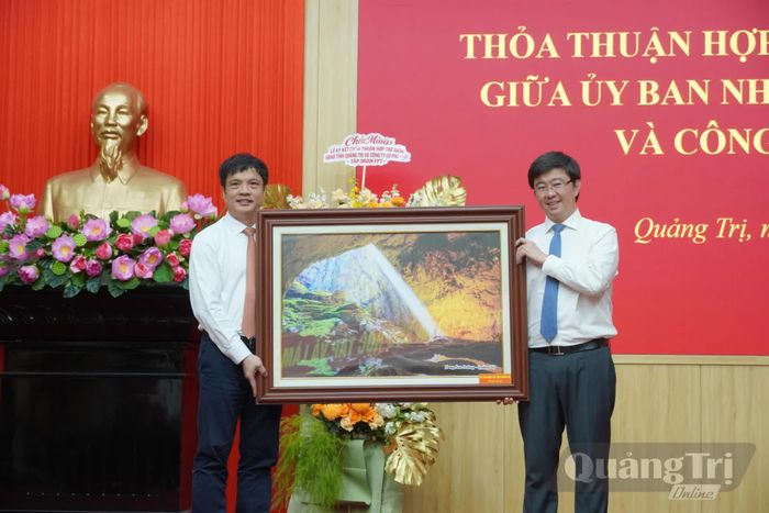 Đồng chí Bùi Hoàng Phương, Chủ tịch UBND tỉnh tặng quà lưu niệm đại diện lãnh đạo Công ty Cổ phần FPT - Ảnh: H.L