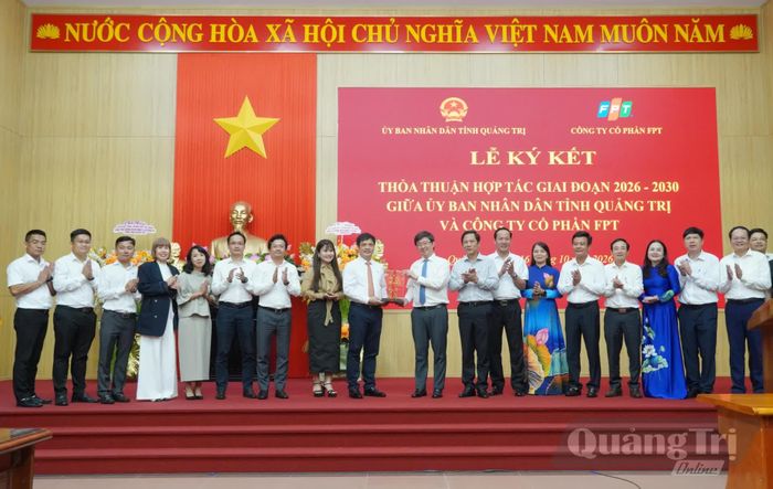 Đại diện lãnh đạo Công ty Cổ phần FPT tặng quà lưu niệm lãnh đạo UBND tỉnh Quảng Trị - Ảnh: H.L