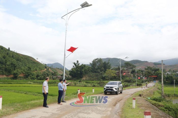 Xã Púng Bánh đầu tư mở rộng lề đường và lắp đặt hệ thống đèn năng lượng mặt trời.