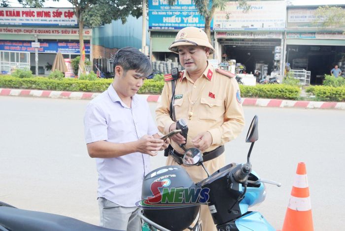 Cán bộ Tổ Cảnh sát giao thông khu vực Sốp Cộp kiểm tra các phương tiện lưu thông trên địa bàn.