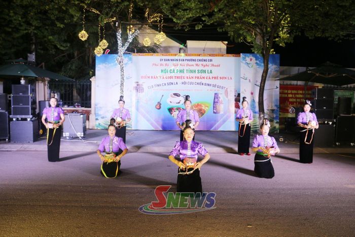 Không gian sân khấu của CLB còn là nơi biểu diễn của các nhóm, CLB văn hóa, văn nghệ, dân vũ.