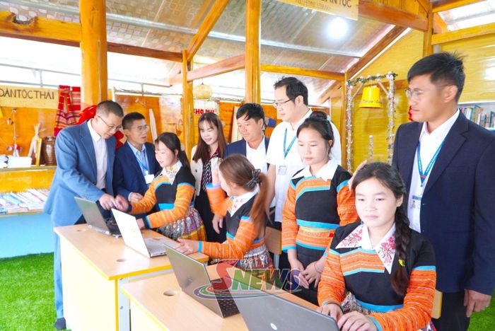 Cán bộ Trung tâm Phục vụ hành chính công xã Phiêng Cằm hướng dẫn nhân dân thực hiện thủ tục hành chính trực tuyến.