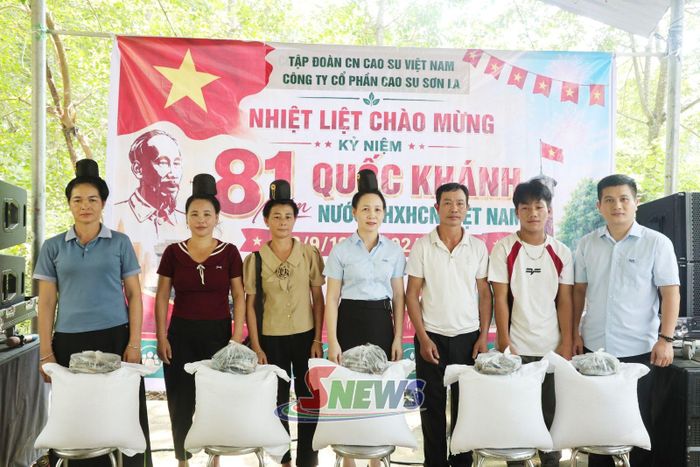 Công ty cổ phần Cao su Sơn La trao quà cho lao động thuộc Đội Cao su Mường La, xã Mường Bú.