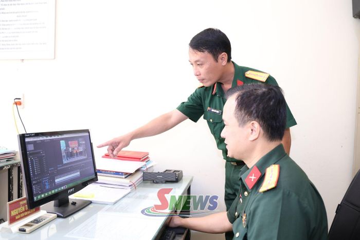 Cán bộ Ban Tuyên huấn trao đổi nội dung tuyên truyền trong Chuyên mục Quốc phòng toàn dân Sơn La.