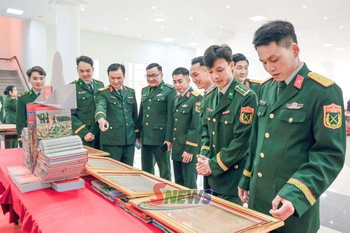 Cán bộ Tuyên huấn, Bộ CHQS tỉnh tuyên truyền về truyền thống LLVT Quân khu đến cán bộ, chiến sĩ.
