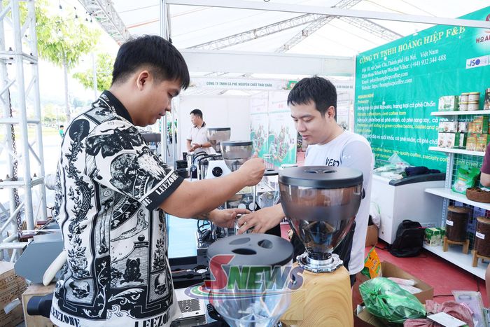 Gian hàng trưng bày các máy pha chế của Công ty TNHH Hoàng Hiệp F&B, thành phố Hà Nội.