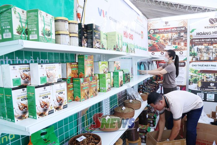 Gian hàng trưng bày các sản phẩm của Công ty TNHH Hoàng Hiệp F&B, thành phố Hà Nội.